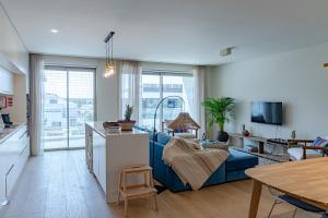 a living room with a blue couch and a table at Ocean Living by MP in Vila Nova de Gaia