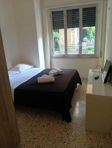 Un dormitorio con una cama con dos toallas encima. en B&B Sansevero Naples, en Nápoles