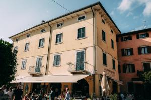 Budova, kde se penzion nachází + 48 fotografií