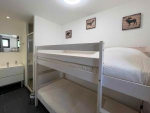 a bedroom with a bunk bed and a bathroom at Star Résidence in Isola