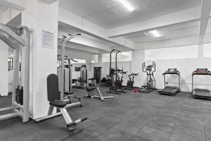ナイロビにある11th Floor One bedroom Apartment,heated pool and gym-Lavingtonのトレッドミルやエアロバイクが数台あるジム