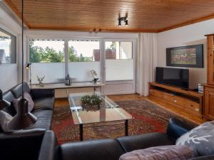 ブラウンラーゲにあるFerienwohnung am Kurparkのソファとコーヒーテーブルのあるリビングルーム