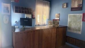 a wooden counter with a television on top of it at HOTEL LOS GUILOS in Gorafe