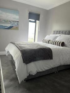 Кровать или кровати в номере Atlantic beach house