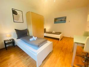 a bedroom with a bed and a desk in a room at Sasi Homes - WorkBase in Wuppertal