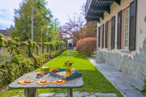 een speelgoedbootje op een tafel naast een huis bij Villa Leopoldina in Premeno
