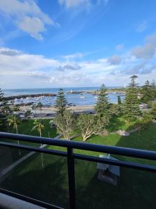 ウーロンゴンにあるExecutive Penthouse Apartmentのバルコニーからの海の景色