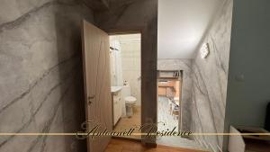Ένα μπάνιο στο Antoanett Residence +6 φωτογραφίες