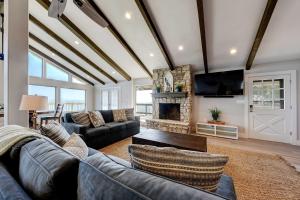 キャニオン・レイクにあるWaterfront Lake House with Hot Tub & Firepitのソファと暖炉のあるリビングルーム