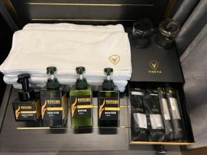 eine Gruppe von vier Flaschen Haarprodukte auf dem Tisch in der Unterkunft Yue Tower TOP PLAY eSports Hotel Beijing Road Branch in Guangzhou + 28 Fotos