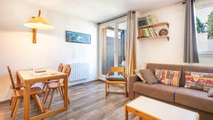 una sala de estar con un sofá y una mesa en Croix Margot N 320 - ST4, en Villard-de-Lans