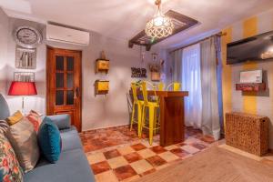 AT La Habanera By Kubik في قصرش: غرفة معيشة مع أريكة وطاولة وكراسي