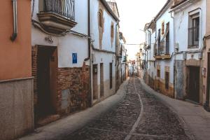 AT La Habanera By Kubik في قصرش: شارع فارغ في زقاق بين المباني