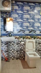 Ένα μπάνιο στο TINCHULEY PINE SHELTER homestay