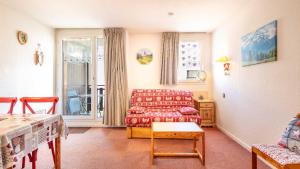 una sala de estar con un sofá y una mesa en Croix Margot N 210 - ST4, en Villard-de-Lans