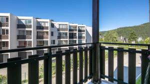 un balcón con vista a un edificio en Croix Margot N 210 - ST4, en Villard-de-Lans 2 fotos más