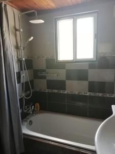 Santa LuziaにあるQuinta das Palmeiras, Room 1のバスタブと窓のあるバスルーム