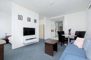 ein Wohnzimmer mit Sofa und Tisch in der Unterkunft Spacious Villa Tarsis Studio in Kolobrzeg by Noclegi Renters in Luboszyce