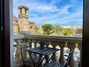 - Balcón con mesa y sillas y torre del reloj en Balcón Al Mar, en Valencia