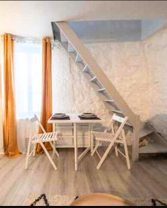 a staircase in a room with a desk and chairs at Charmant appartement au coeur de Rueil-Malmaison in Rueil-Malmaison