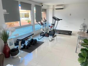 Fitnesscentret og/eller fitnessfaciliteterne på Bangsaray Beach Condo B414 บางเสร่ บีช