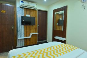 TV a/nebo společenská místnost v ubytování Mysore Heritage INN