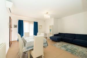 Posezení v ubytování Appartamento luminoso e pratico con spazio esterno