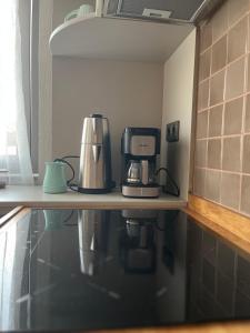 una cocina con cafetera en una encimera en Katana Suites Kaş, en Kas 117 fotos más