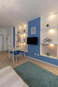 a living room with a table and a blue wall at Cortevecchia#13 in Ferrara