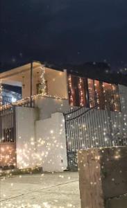 ein weißes Gebäude mit einem Tor bei Nacht in der Unterkunft INCANTO Golden Place B&B in Reggio di Calabria