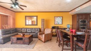 Χώρος καθιστικού στο Sonoran Sky