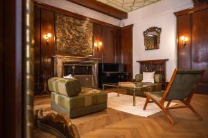 un soggiorno pieno di mobili e un camino di the eighteen86 by keyone a Bad Gastein Altre 74 foto