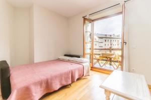 Ένα ή περισσότερα κρεβάτια σε δωμάτιο στο Charming Pyrenean Flat with Terrace, Views & Pool