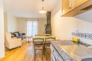 Η κουζίνα ή μικρή κουζίνα στο Charming Pyrenean Flat with Terrace, Views & Pool