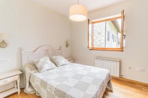 Ένα ή περισσότερα κρεβάτια σε δωμάτιο στο Charming Pyrenean Flat with Terrace, Views & Pool