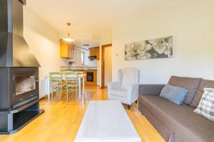 Χώρος καθιστικού στο Charming Pyrenean Flat with Terrace, Views & Pool