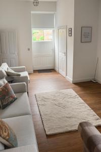 Ruang duduk di Luxury Apartment in Yarm, surrounded by nature walks, and Yarm High Street, Famous Roseberry Topping +2 gambar
