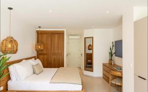 Ένα ή περισσότερα κρεβάτια σε δωμάτιο στο Anse Marcel Cove Suites