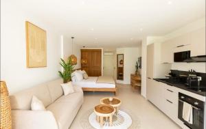 Η κουζίνα ή μικρή κουζίνα στο Anse Marcel Cove Suites