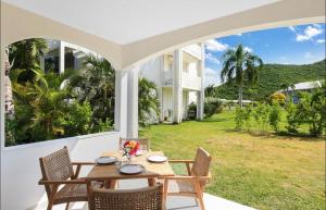 Κήπος έξω από το Anse Marcel Cove Suites