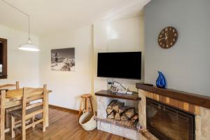 a living room with a tv and a fireplace at Apto A Pie De Pistas En La Molina in La Molina