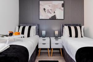 En eller flere senge i et værelse på Upgraded 4 Beds Level Access Lifts 2 bath Parking