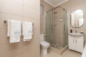 Et badeværelse på The Henlee Apartment Dainfern - Ground Floor Unit