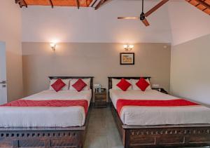 Ένα ή περισσότερα κρεβάτια σε δωμάτιο στο Clover Holiday Village Coorg Resort by VOYE HOMES