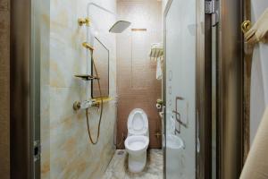 Ванная комната в RedDoorz Plus Syariah @ Tiban Centre Batam