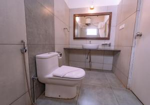 Ένα μπάνιο στο Clover Holiday Village Coorg Resort by VOYE HOMES