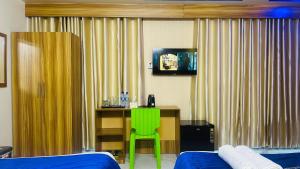 Μια τηλεόραση ή/και κέντρο ψυχαγωγίας στο Hotel Blue Sky Mirpur