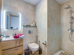 Imagem da galeria de Cosy Central beach home with swimming pool em Agadir