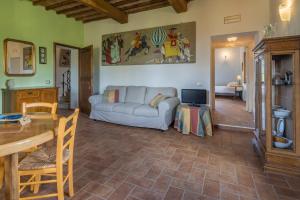 una sala de estar con un sofá y una mesa en San Paolo Farm, Wifi, Pool, Val Di Cecina, en Montecastelli 64 fotos más