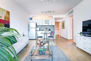 Kuchyň nebo kuchyňský kout v ubytování Deluxe 2BR Apt w Pool in Historical Jaffa